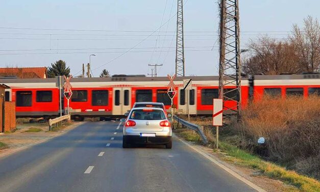 Horrorfilmbe illő jelent Kecskeméten, a vasúti síneken rekedt az utasokkal teli busz
