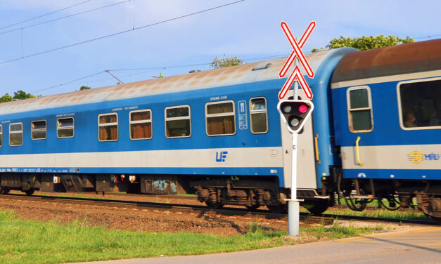 Horrorfilmbe illő jelent Kecskeméten, a vasúti síneken rekedt az utasokkal teli busz