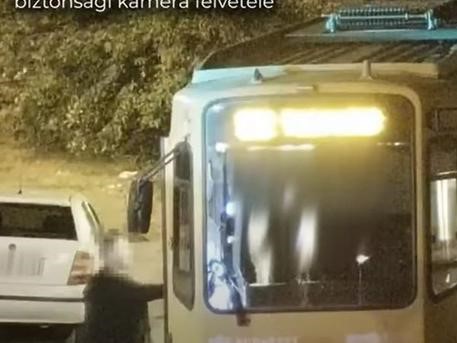 Öt év börtönre ítélték a férfit, aki megfenyegette az egymás kezét fogó nőket az 52-es villamoson