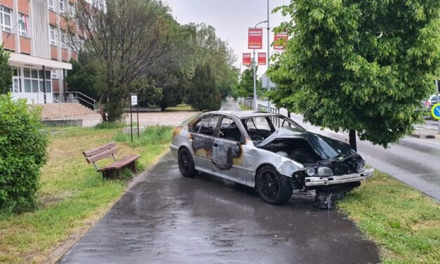 Elképesztő látvány a 18. kerületben: „kidobtak” egy használt, szinte teljesen kiégett autót az illegális szemétlerakók