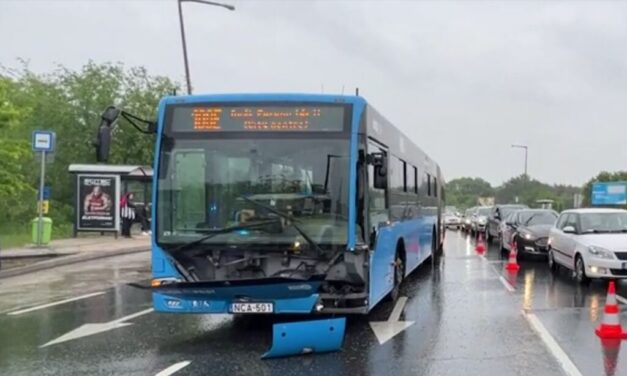 Balesetet szenvedett egy reptéri busz, óriási a dugó a Ferihegyi úton