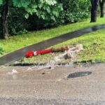 Elnézte a kanyart a sofőr a 2. kerületben, ki is döntött egy tűzcsapot: a kiömlő víz még egy pincét is elárasztott – Fotók a helyszínről
