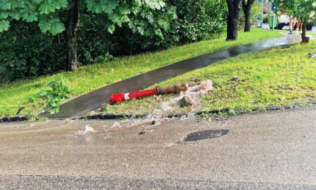 Elnézte a kanyart a sofőr a 2. kerületben, ki is döntött egy tűzcsapot: a kiömlő víz még egy pincét is elárasztott – Fotók a helyszínről