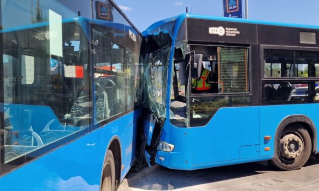 Gigászok csatája a 15. kerületben: két csuklósbusz ütközött, a kamionmentő tudta csak szétválasztani a két Mercedest