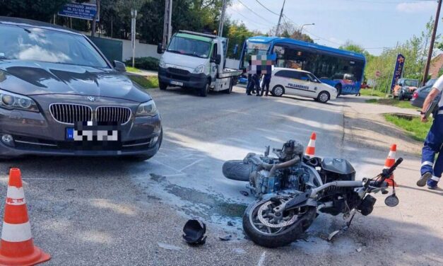 Súlyos baleset Törökbálinton – elfelejtett belenézni a visszapillantó tükörbe a BMW sofőrje, a fiatal motoros bánta
