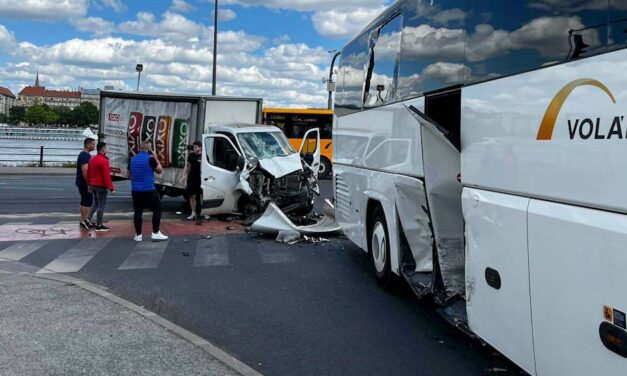 Nekihajtott a kisteherautó a Volánbusz pápai járatának a Petőfi hídnál, az egyik utas kifejelte a szélvédőt – helyszíni fotók