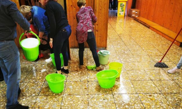 Durva meglepetés a folyosókon: elöntötte a víz az egyik budakalászi általános iskolát. Egyre több a csőtörés, semmi nem marad szárazon