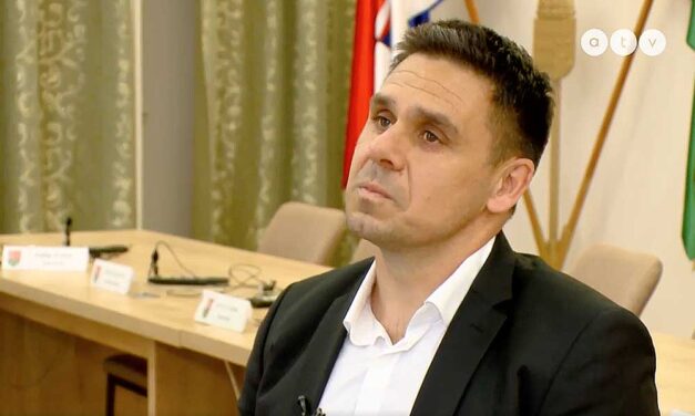 Beégett Kammerer Zoltán, Göd új polgármestere az első interjúján, elmenekült a kamera elől, amikor a Samsung-gyárról kérdezték