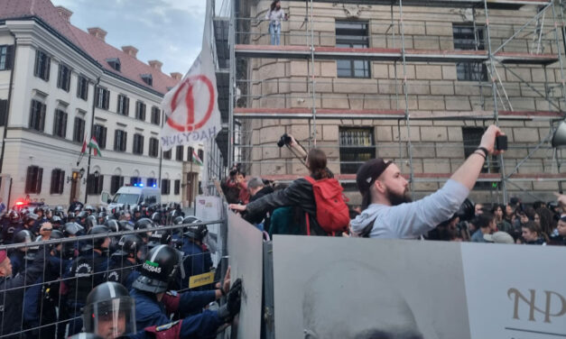 Elszabadult a pokol a Karmelita kolostornál: ismét előkerült a gázspré, többeket előállítottak, amiért rendőrökre támadtak