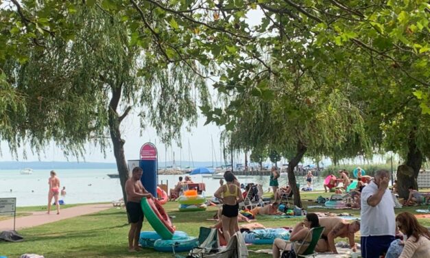 Akár 52 ezer forintba is kerülhet egy család egy napi balatoni strandolása