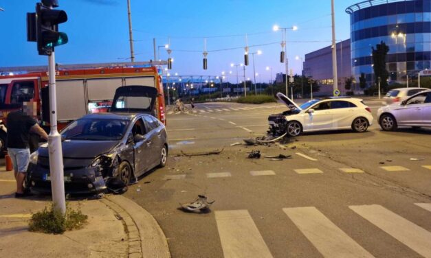 Kiütötték a szabályosan haladó Mercedest a jelzőlámpás csomópontban, egy féléves kislányt is kórházba szállítottak a 9. kerületből
