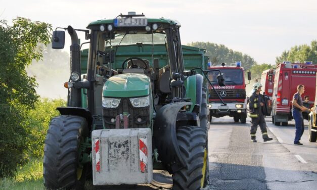 Traktornak rohant egy autó Vácszentlászló közelében