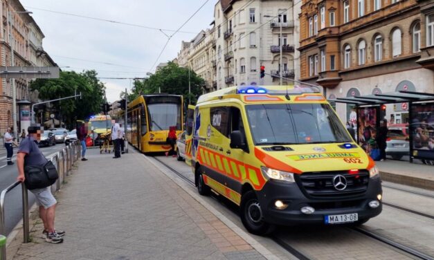 Gázolt a 4-es villamos! Rohamkocsival vitték a Honvédkórházba az idős férfit a Ferenc körútról