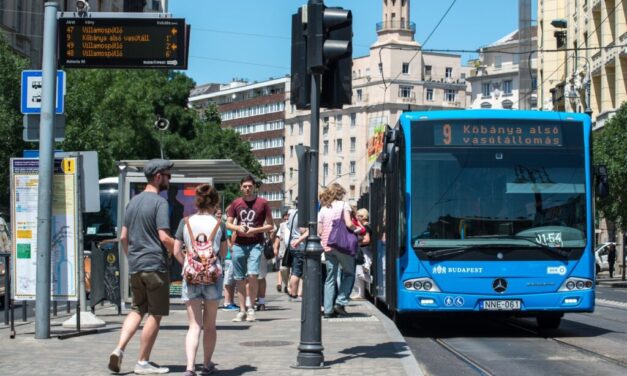 Továbbra is ingyenesen utazhatnak az ukrajnai menekültek a BKK-járatokon
