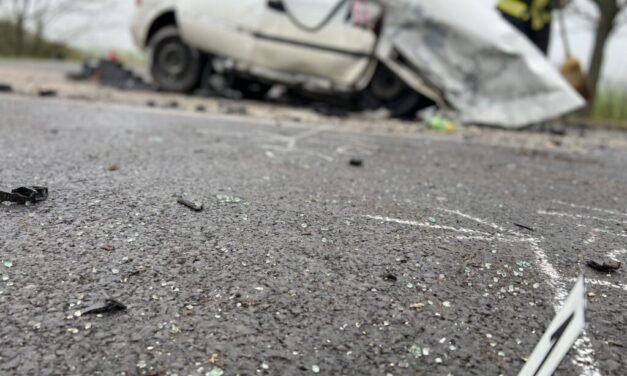 Szörnyű baleset Lovasberény közelében: két autó rohant egymásba, az egyik sofőr a helyszínen meghalt