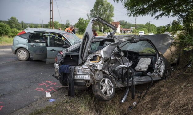 Hármas karambol Tatabánya és Környe között: a kocsikból alig maradt valami, egy ember túl sem érte a tragédiát – fotók