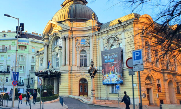 Csalók árulnak hamis jegyeket a Vígszínház legnépszerűbb előadásaira – egyre többen járnak pórul az otthon gyártott belépők miatt