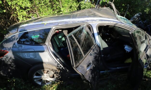 Tehervonat és személyautó ütközött Pilisnél, a sofőr csodával határos módon úszta meg a balesetet