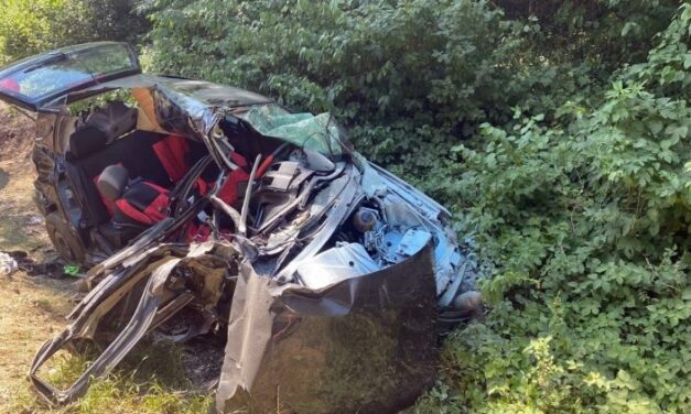 Tragédia Keszthelynél: vonat elé hajtott egy nő, meghalt a 16 éves öccse, fogházra ítélték a sofőrt