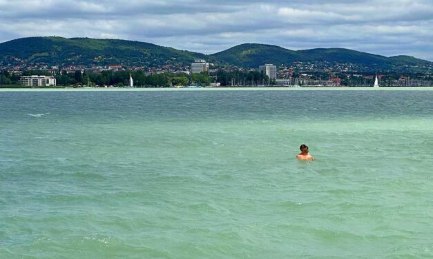 MOST ÉRKEZETT! Eltűnt egy 14 éves budapesti lány a balatonudvari strandról, a tóban találták meg a rendőrök – VIDEÓVAL!