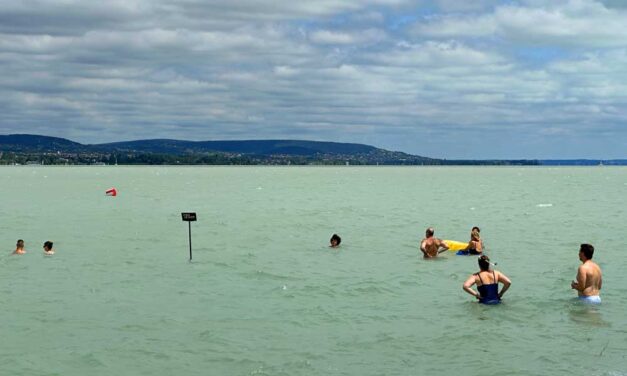 Elképesztően büdös van a Balatonnál – Többen fejfájásra, köhögésre panaszkodnak, a tűzoltók felkutatták a bűz forrását