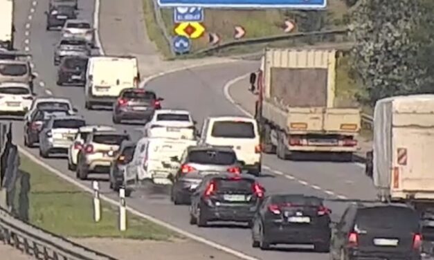 Hajmeresztő ütközés az M0 autóúton: elsodorta a kamionos a kis autót, kis híján tragédia történt – VIDEÓVAL!