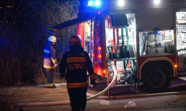Menekültek az emberek az égő házból Pilisszentivánon, egy embert súlyos állapotban vittek kórházba
