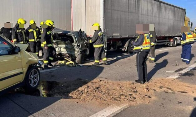 Súlyos baleset az M0-s autóúton: kamionba tolt egy Ignis egy Yarist – HELYSZÍN FOTÓKKAL