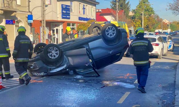 Óriási karambol Dunakeszi főutcáján, egymás után törtek össze az autók, rengeteg rendőr érkezett a helyszínre – Fotók