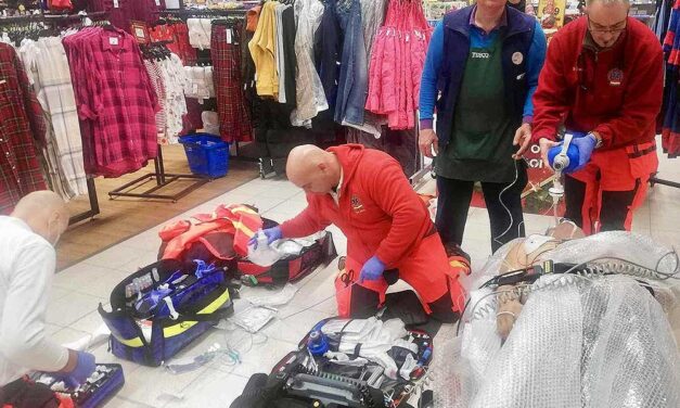 Dráma a Tescoban: vásárlás közben holtan esett össze egy férfi, a mentők nagy erőkkel küzdöttek az életéért