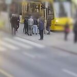 Kamaszok támadtak a jegyellenőrre Budapesten: ököllel ütötték arcon és rugdosták, videó és készült róla