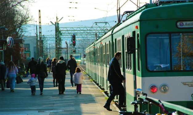 Fegyelmit adna a MÁV vezetőinek a HÉV-járatok ritkítása miatt Dorner Lajos, a szakember tömegnyomorra figyelmeztet