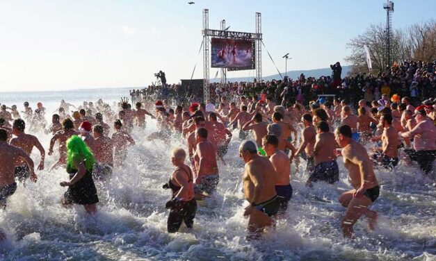 Jeges fürdő a Balatonban – A vízimentők is készenlétben lesznek, mert a fagyos vízben azonnal baj történhet