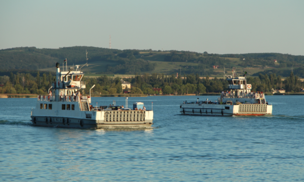 Sokan lesznek a Balatonnál az ünnepek idején, így járnak a kompok