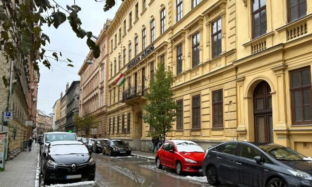“Nem számít a pénz, több ezer ember életének és otthonának biztonsága” – kiakadt a 8. kerület polgármestere a Magyar Rádió volt székházának bontása miatt