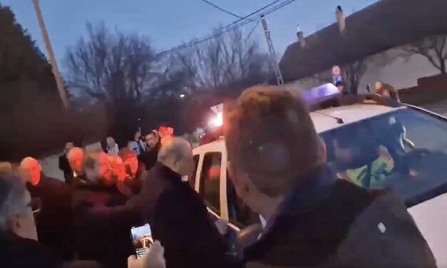 Rendőrautóval menekült a sóskúti polgármester a népharag elől, botrányba fulladt az akkufeldolgozó miatt összehívott lakossági fórum