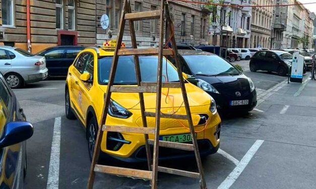 Eljárás indul a taxis ellen, aki sufnituning elektromos autó töltőt épített és ingyenes parkolóhelyet épített ki magának 
