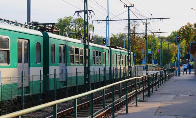 A sínek mellett szerelmeskedett egy ittas pár: órákra leállt miattuk a az egyik budapesti HÉV