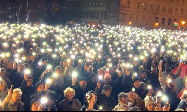 Novák Katalin köztársasági elnök lemondását követelik, rengeteg tüntető van a Várban