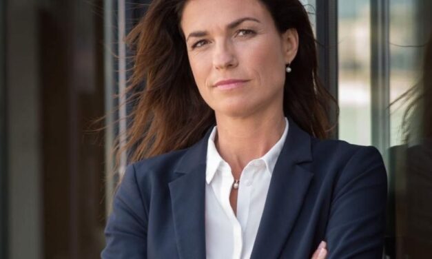 Nagyon úgy tűnik, hogy Varga Judit újra szerelmes: egy budapesti luxushotelben fotózták le, ahogyan az ÁSZ elnökének fogja a kezét