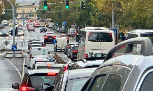 Vége az ész nélkül kiadott zöld rendszámok korszakának, több tízezer autós bukhatja el az ingyenes parkolást is