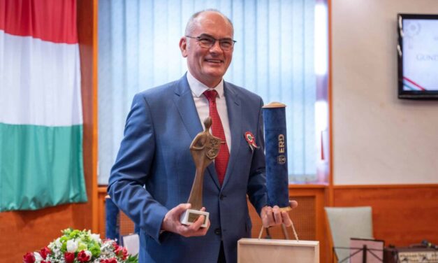 Gundel Takács Gábor Érd díszpolgára lett, a néoszerű műsorvezető 25 éve él a városban