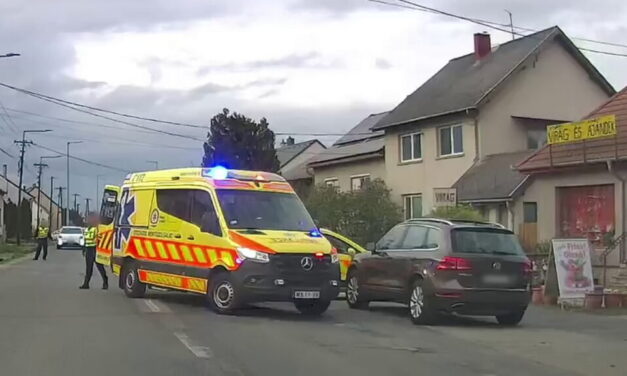 „Sajnos a néni meghalt, nem lehetett rajta segíteni” – vezetés közben lett rosszul egy idős asszony, az autósok próbálták újraéleszteni