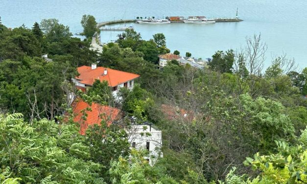 Fordulat a Balatonnál: tömegek szabadulnának a nyaralójuktól