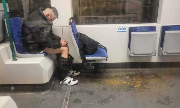 Vitézy Dávidnak elege van a villamosokon, buszokon hányó, magukat összehugyozó, büdös emberekből, főpolgármesterként fellépne ellenük