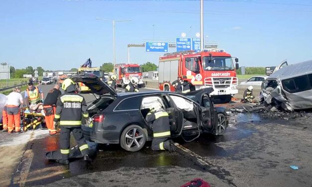 Szörnyű baleset az M3-as bevezetőjén, frontálisan ütközött egy Audi és egy furgon – FOTÓK