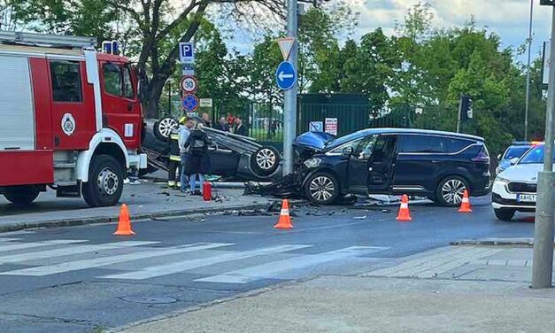 Rejtélyes karambol a Hegyalja úton, a feje tetejére egy nagy fekete autó