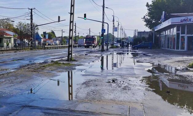 Brutális csőtörés a Kerepesi út végén, felszakadt az aszfalt, leállt a HÉV, elöntötte a víz a csomag automatákat – FOTÓK