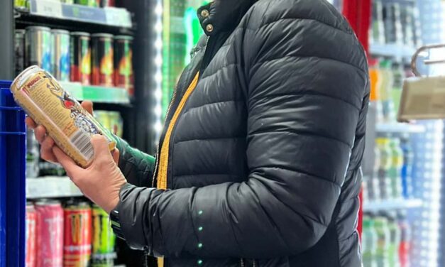 Betiltják az energiaitalok árusítását 18 év alattiak számára, súlyos büntetést kaphataz a kereskedő, aki kiszolgálja a fiatalokat