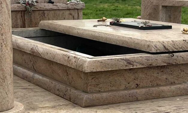 Feltörték Kis Grófo édesapjának sírját, a tolvajok értéktárgyakat kereshettek